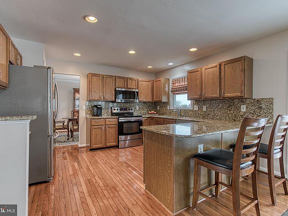 Kitchen, Granite CT, SS appliances, HW floors