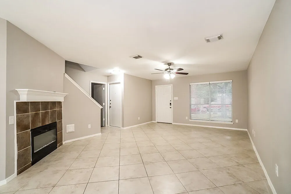 4 bed, 2.5 bath, 2320 sqft, $2,005 — Photo 4