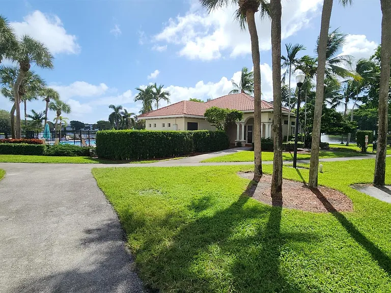 820 Lavers Cir #G409 — Photo 25