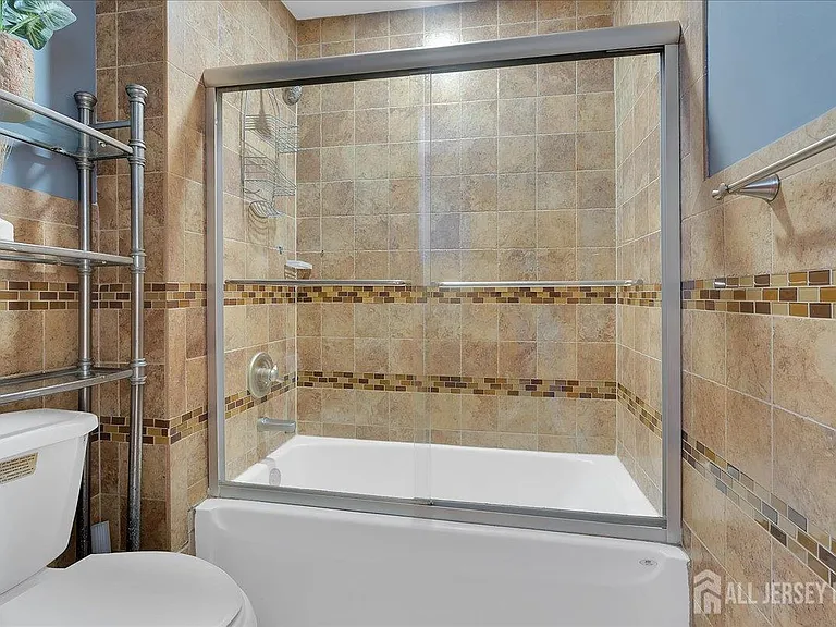 95 Calvert Ave E — Photo 26
