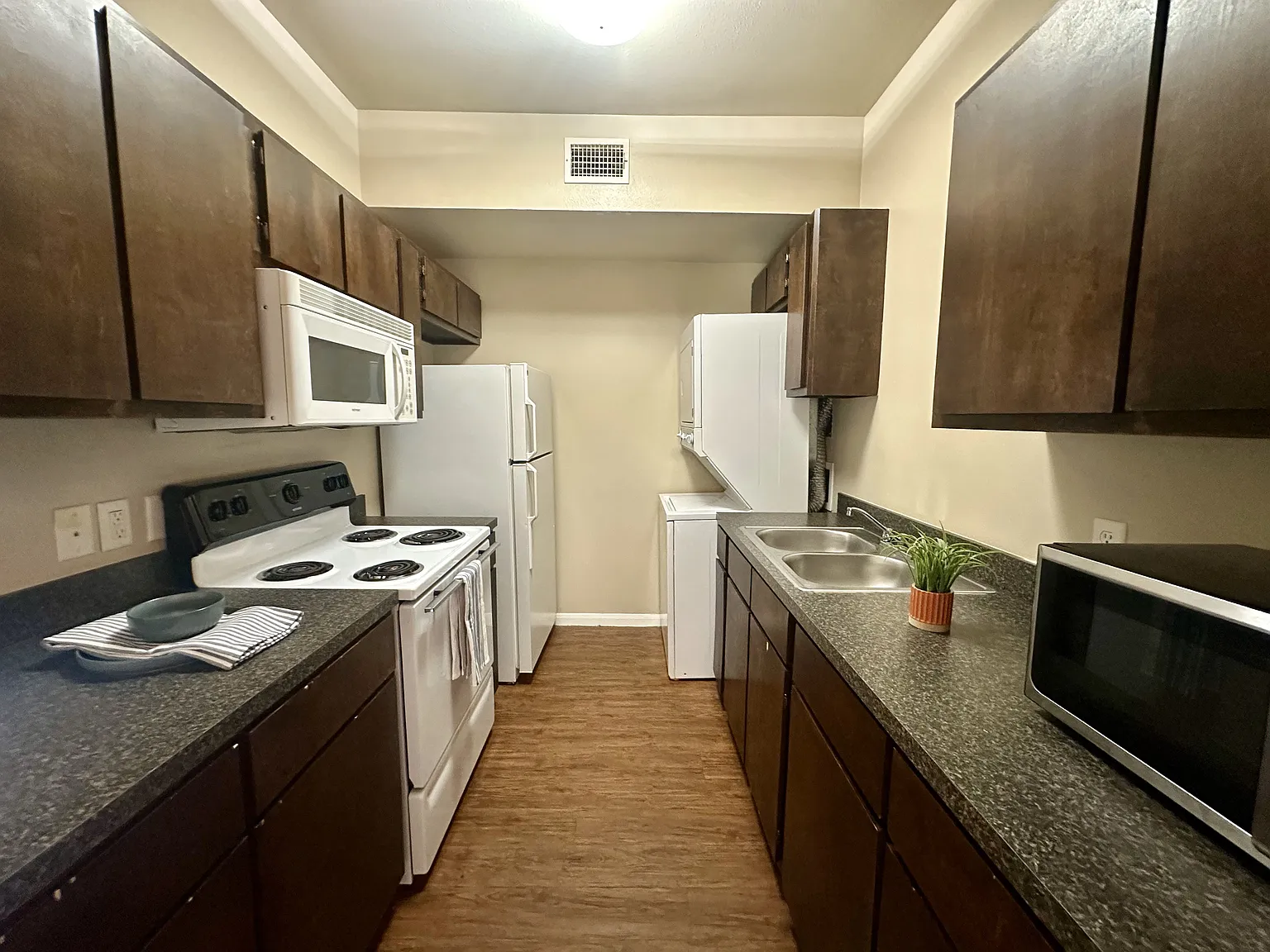 2 bed, 850 sqft, $1,595 — Photo 4