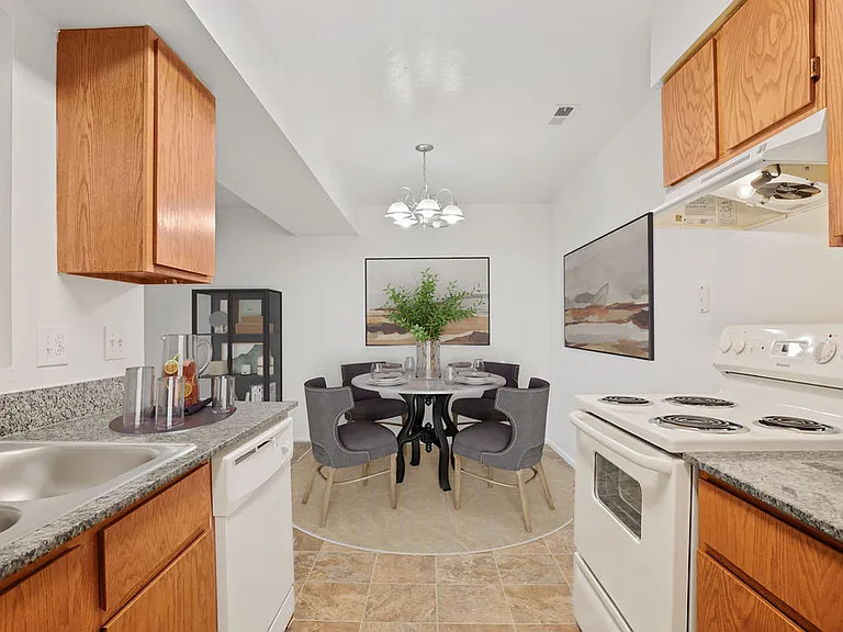 Highland Pointe Apartments — Photo 3