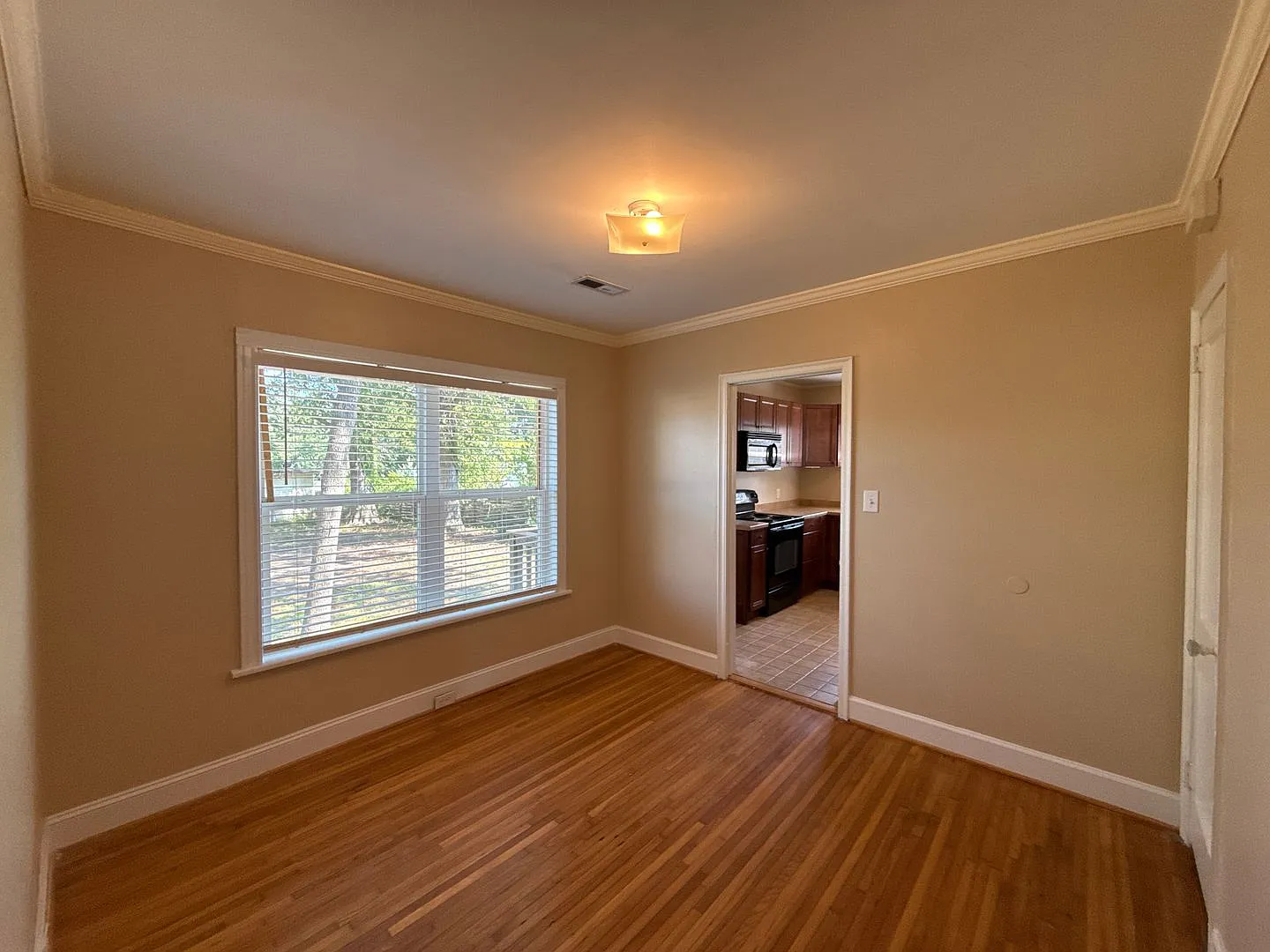 A0452-817 Everett Place — Photo 4