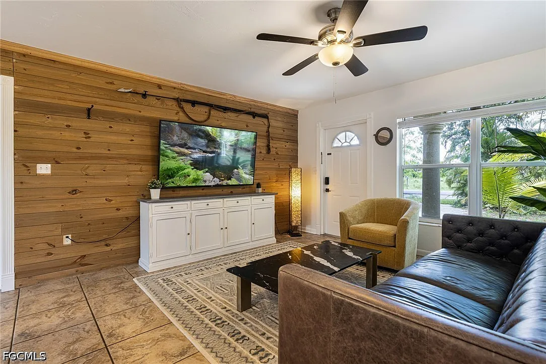 3 bed, 2.0 bath, 1308 sqft, $2,300 — Photo 3