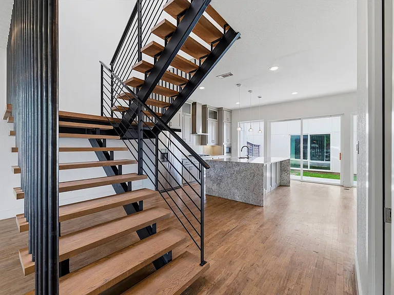 207 Adrian Dr — Photo 7