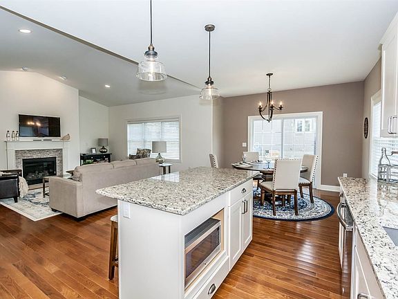 3rd image of 116 Lakepointe Way