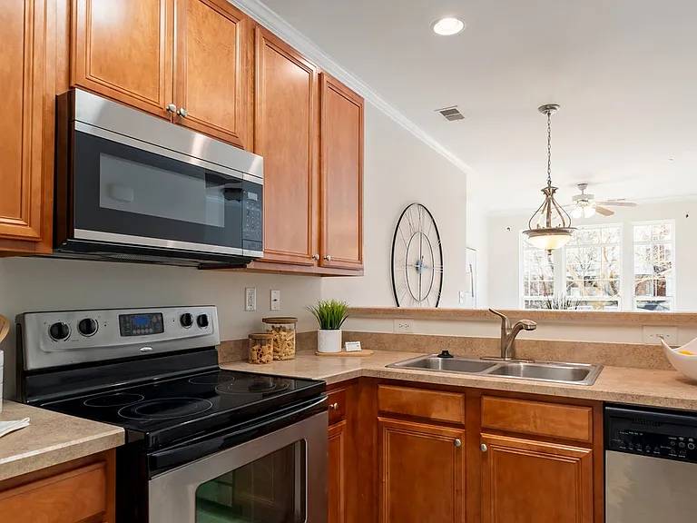 650 Claire Ln — Photo 33