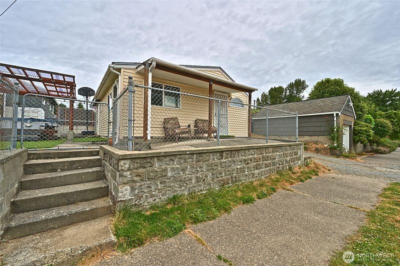 5th image of 5402 S Cloverdale Street