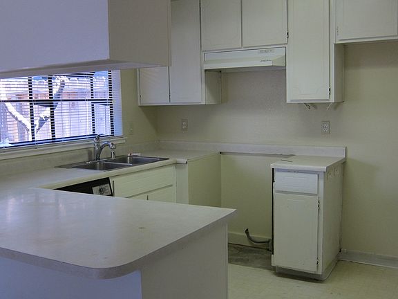4th image of 2804 Village Green Ct
