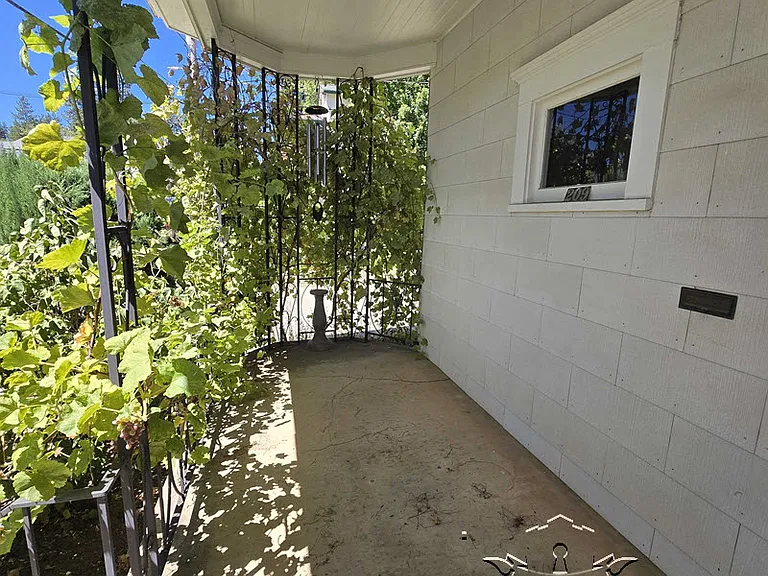 210 N Auburn St — Photo 4