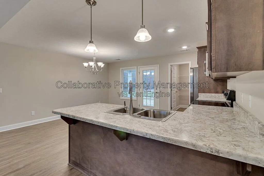 4 bed, 2.0 bath, 1848 sqft, $2,400 — Photo 2
