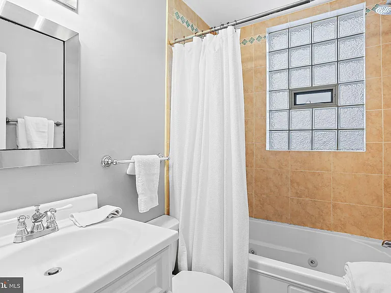 1211 33rd St NW #1 — Photo 12