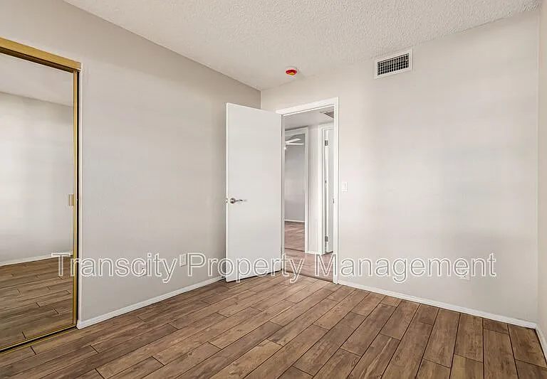 2143 E Center Ln #2 — Photo 16