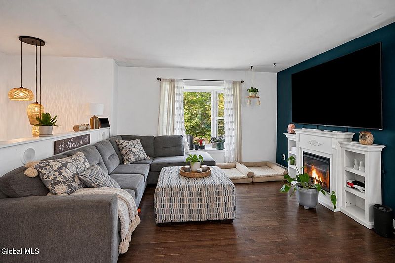 3rd image of 320 Whiteview Road