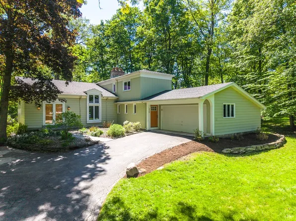220 Hibiscus Dr, Rochester, NY 14618
