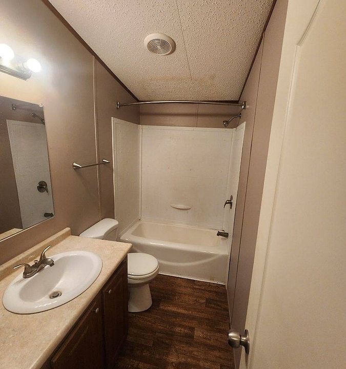 2nd image of 2621 Jeffersonville Rd #38
