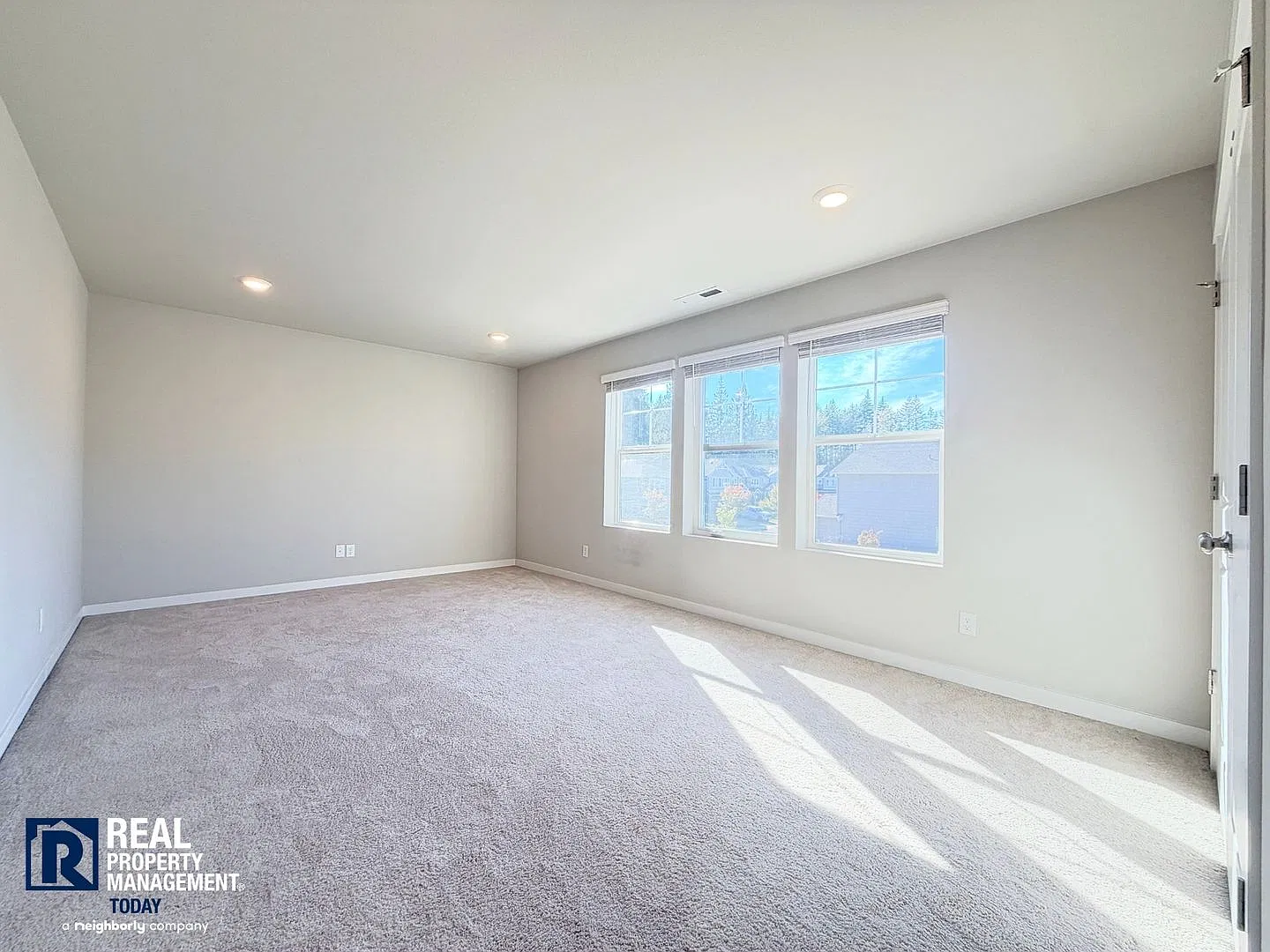 Spacious 6-Bedroom Bonney Lake Home with A/C, Private Deck & 2-Car Garage — Photo 3