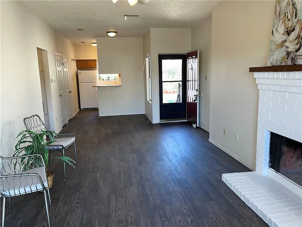 2 bed, 2.0 bath, 3752 sqft, $1,195 — Photo 3