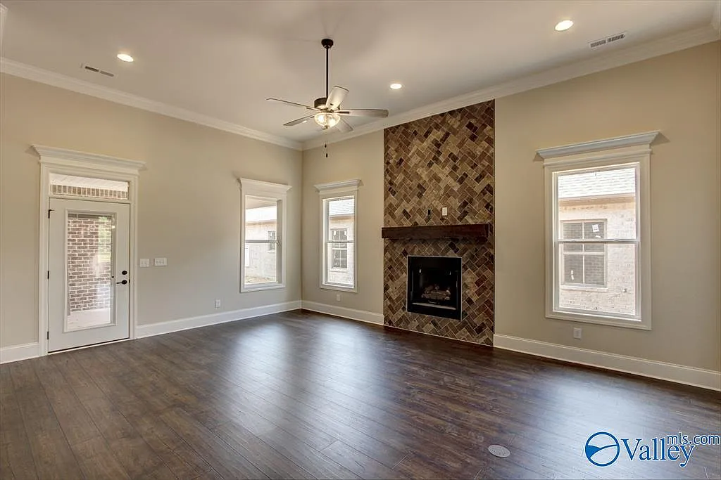 3 bed, 2.5 bath, 2220 sqft, $2,395 — Photo 2