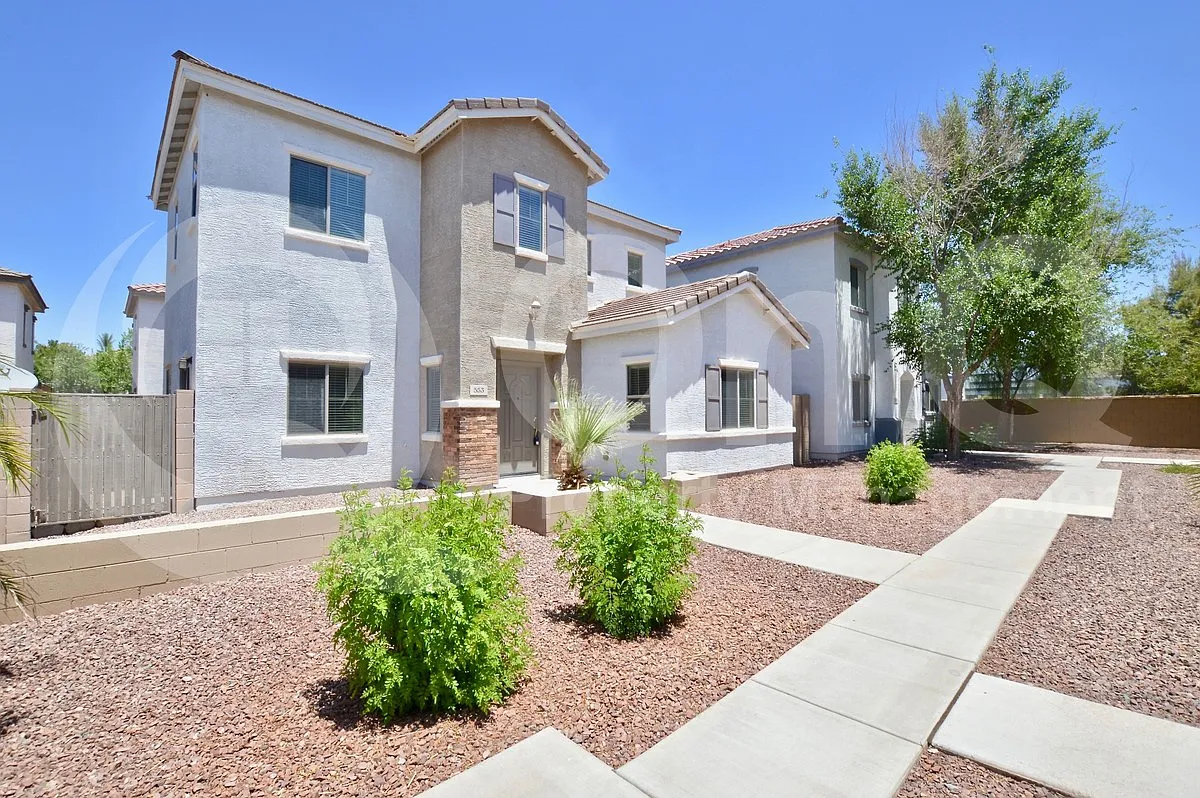 3 bed, 3.0 bath, 1375 sqft, $2,100 — Photo 2