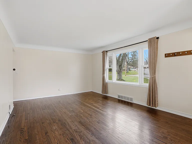 831 Loyola Dr — Photo 19