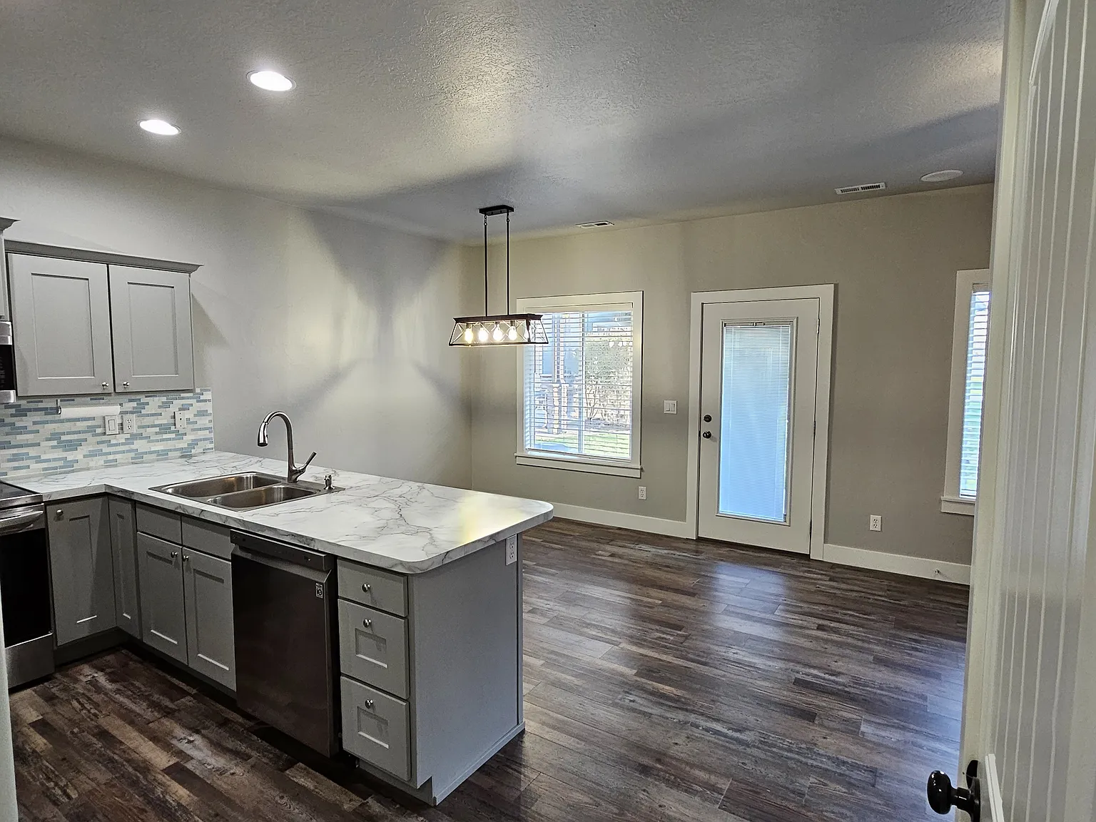3 bed, 2.5 bath, 1473 sqft, $2,050 — Photo 2