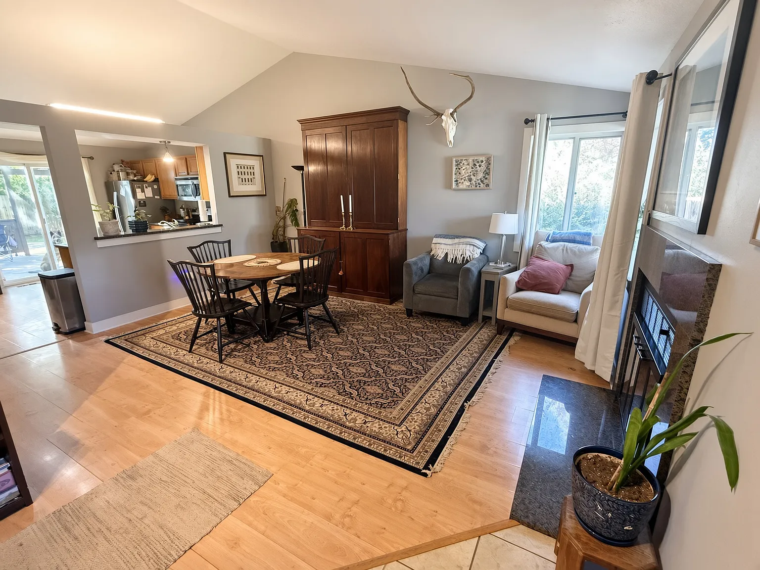 3 bed, 1397 sqft, $2,500 — Photo 2