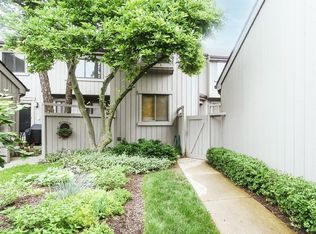 507 Shoreline Rd, Lake Barrington, IL 60010