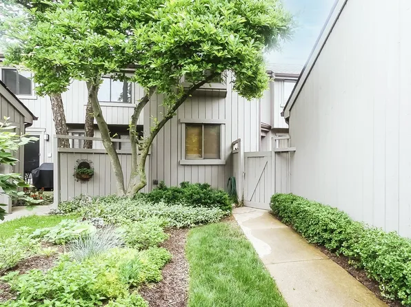 507 Shoreline Rd, Lake Barrington, IL 60010