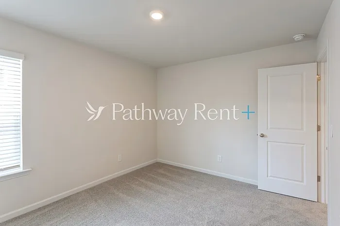608 Mackenzie Cv — Photo 15