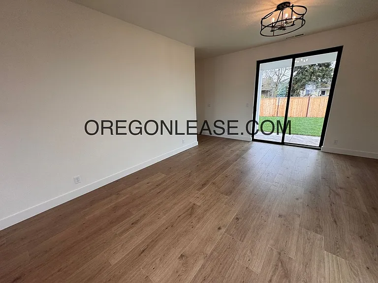 Brand new 3 bedroom 2.5 bath Coburg townhome — Photo 15