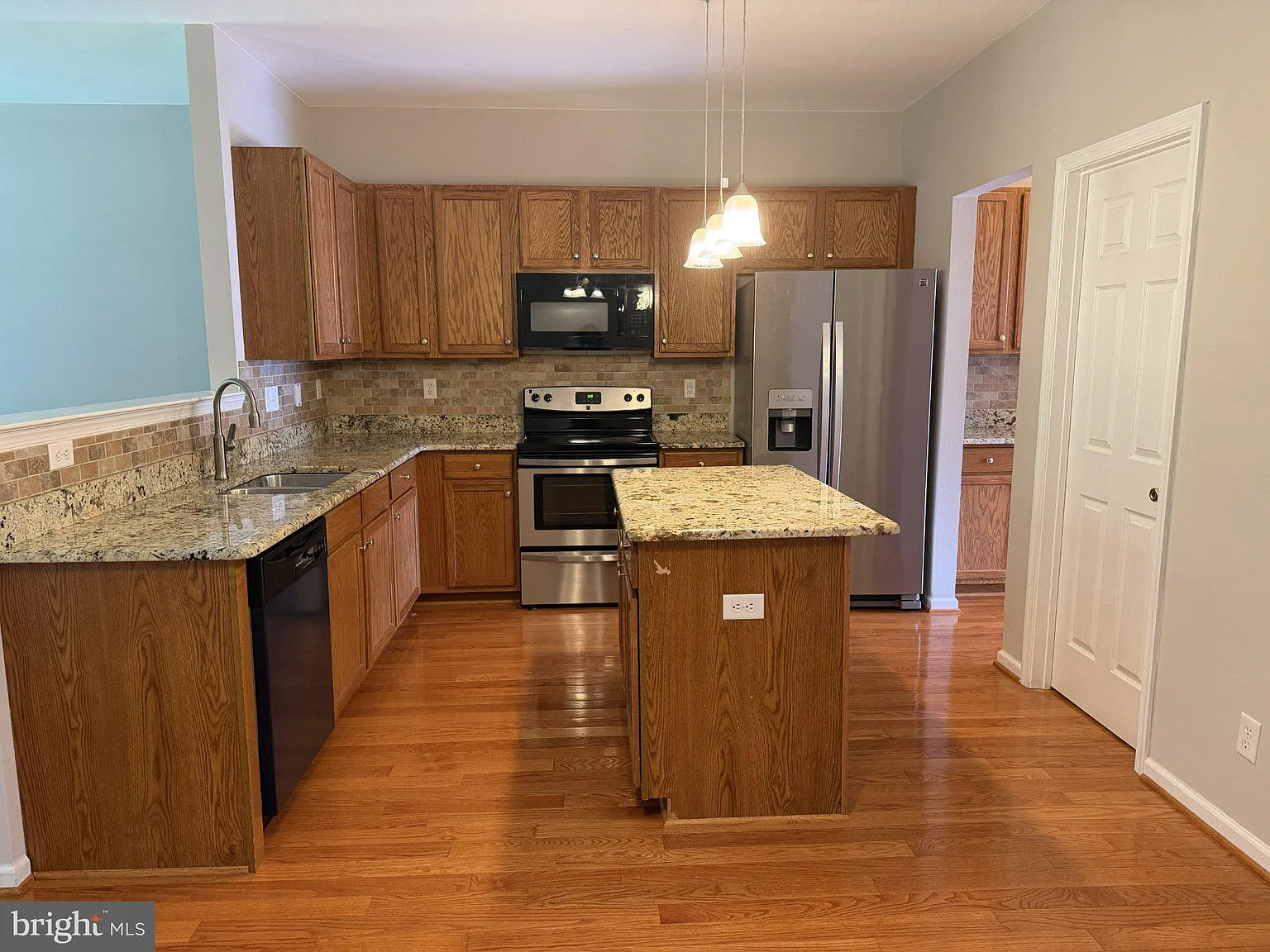 3 bed, 2.5 bath, 2850 sqft, $3,300 — Photo 3