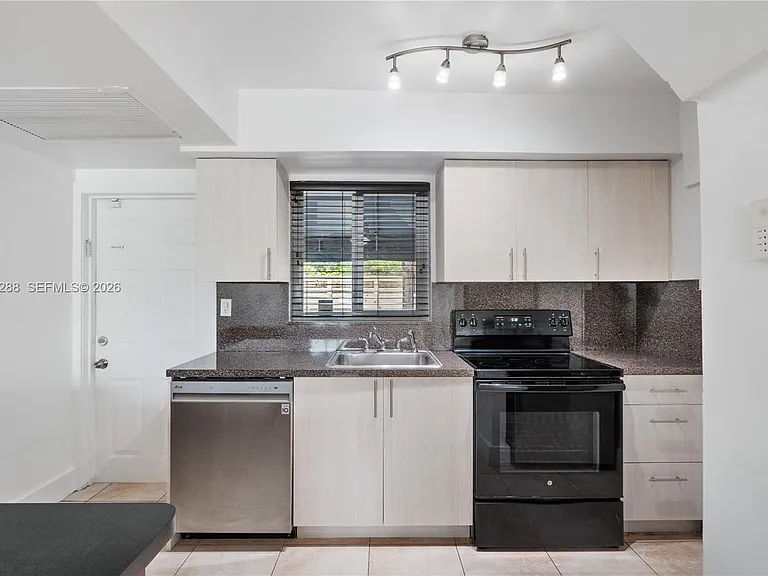 932 SW 6th St #5 — Photo 8