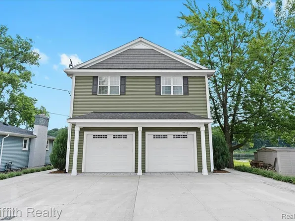 8815 Riverside Dr, Brighton, MI 48116