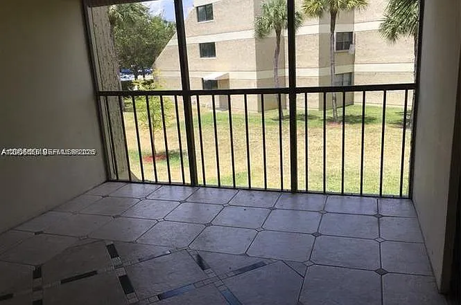 Building Photo - 220 Lakeview Dr #203