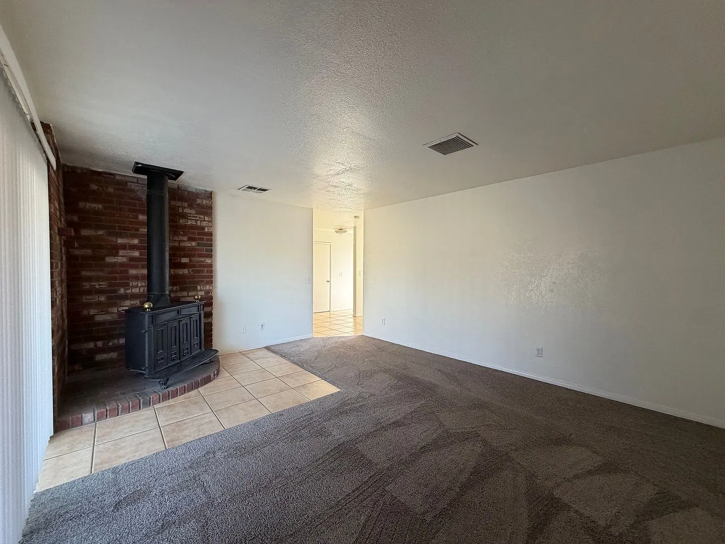 Beautiful 4 Bedroom 2 Bathroom House Located Near Drive In Theater — Photo 3