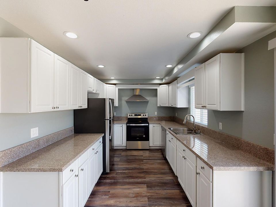 Big beautiful kitchen, extra cabinets, granite counters, new floors