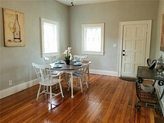 4th image of 910 Ariana St