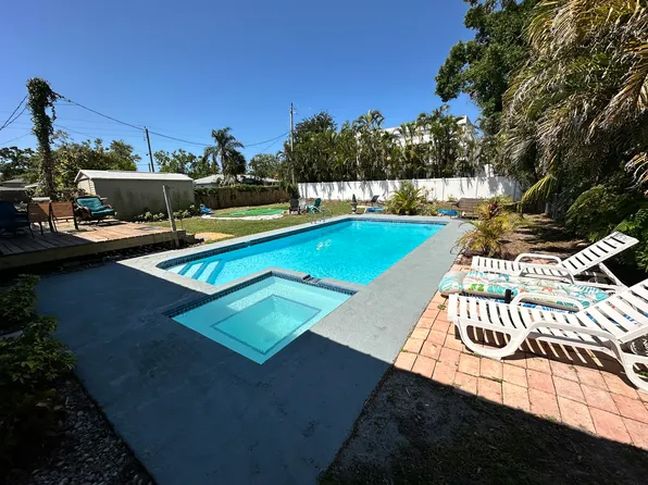 2740 Grove Pl, Sarasota, FL 34239