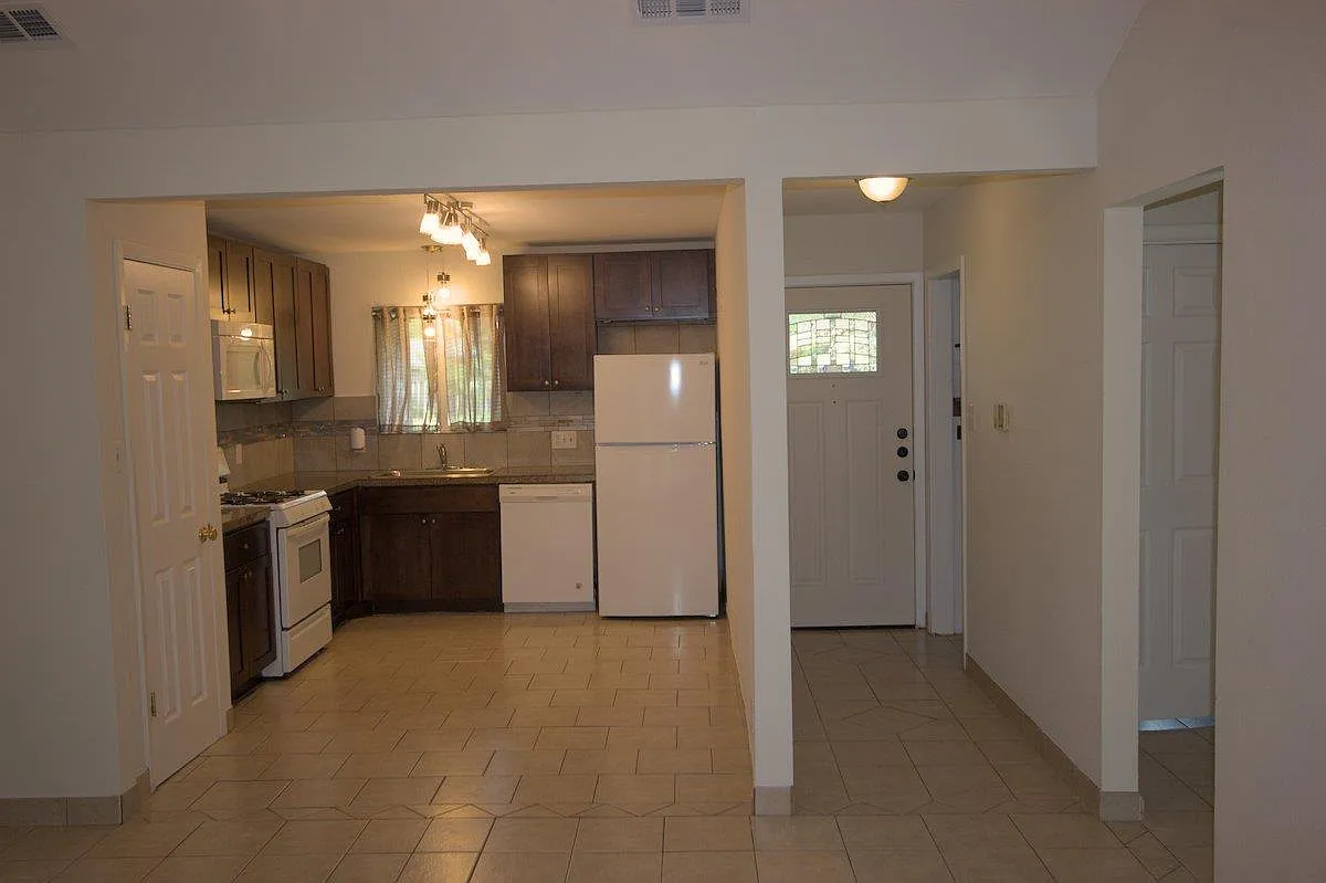 3 bed, 2.0 bath, 1066 sqft, $1,745 — Photo 2