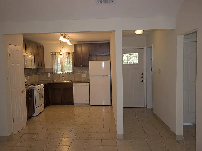 5204 Village Trl — Photo 2
