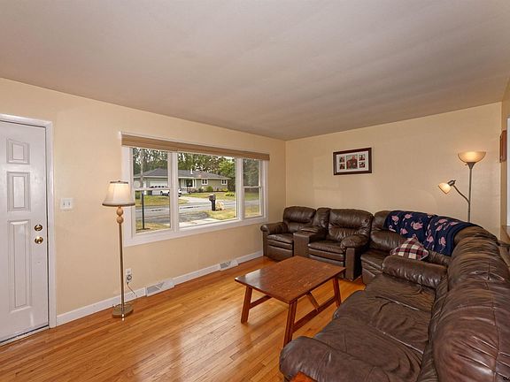 4th image of 12 Earl Lynn Ct