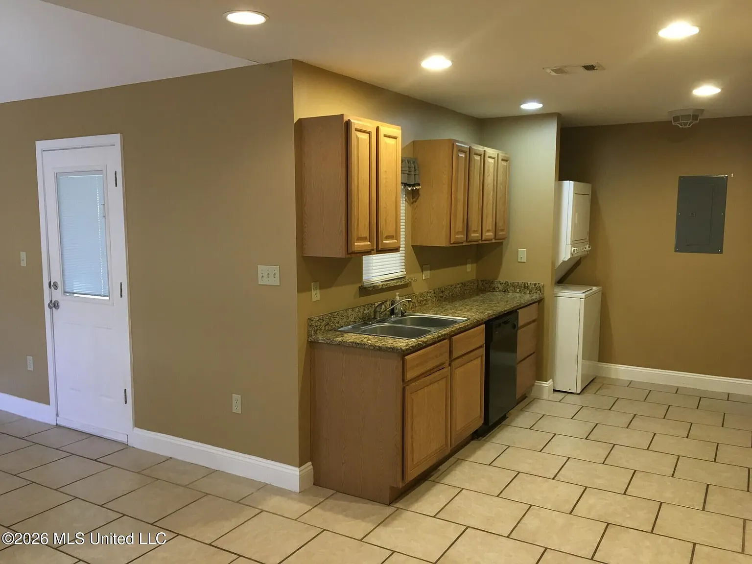 2 bed, 1.0 bath, 1072 sqft, $1,250 — Photo 2