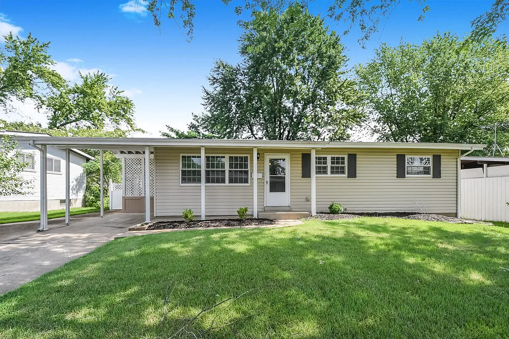 3 bed, 1.0 bath, 1025 sqft, $1,690 — Photo 1