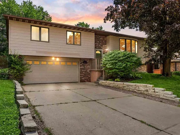 1452 Valley View Cir, Coralville, IA 52241