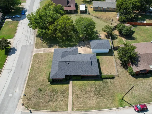 240 Smith St, Burleson, TX 76028