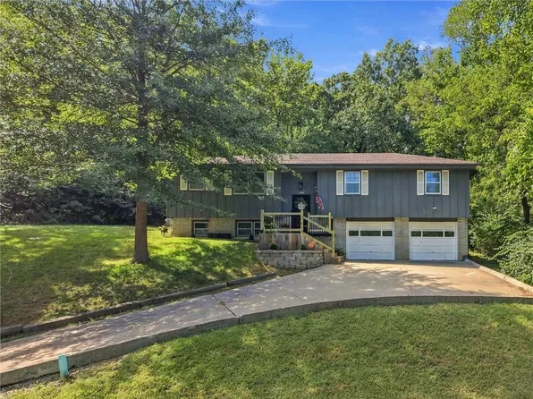 1602 Westwood Dr, Leavenworth, KS 66048
