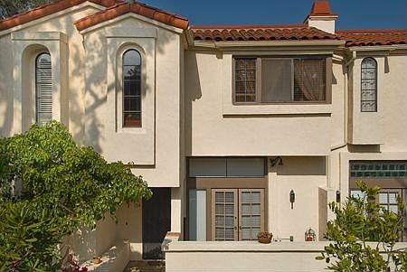 Beautiful Tri-Level Town Home