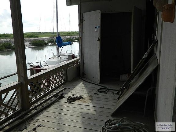 5th image of 110 E Scallop