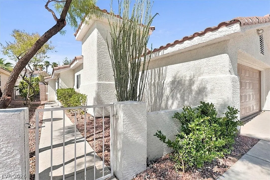 2 bed, 2.0 bath, 1055 sqft, $1,860 — Photo 2